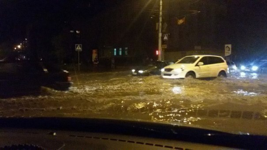 Транспортный коллапс в Волгограде произошел из-за нерабочих ливневых канализаций