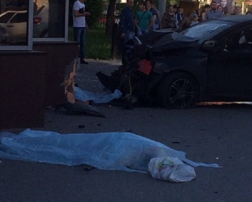 В Волгограде водитель Kia протаранил остановку: 2 погибли 