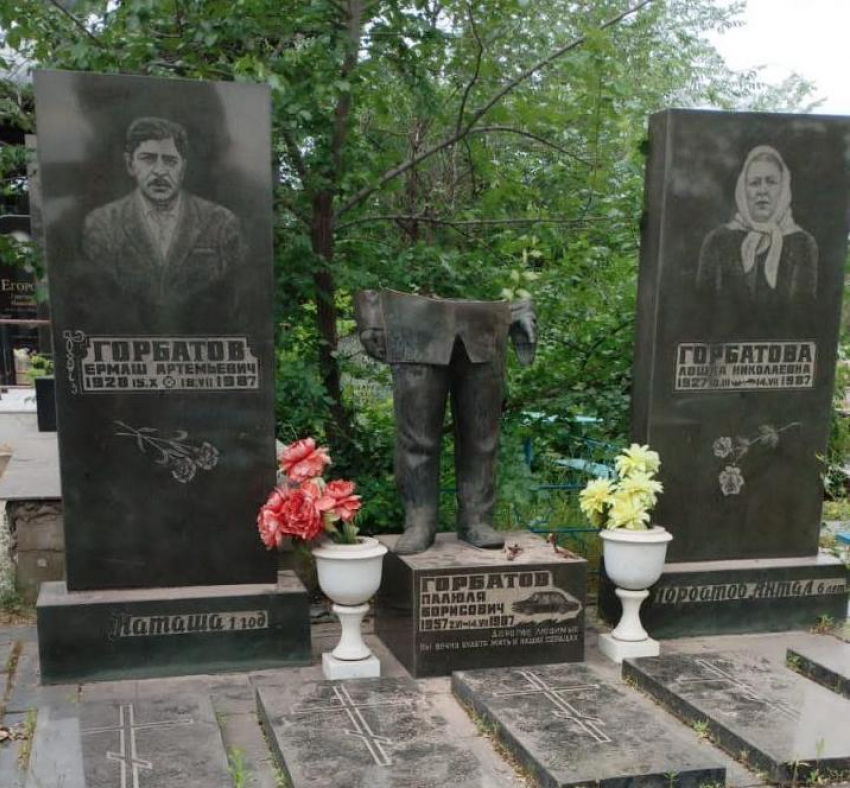 Памятник цыганскому барону спилили на кладбище в Волгограде