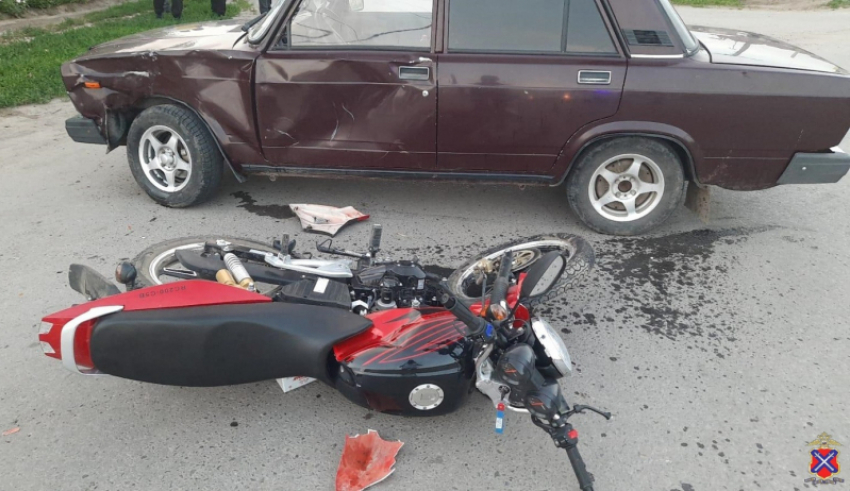 Спасают в реанимации: семь детей попали попали в ДТП в Волгоградской области