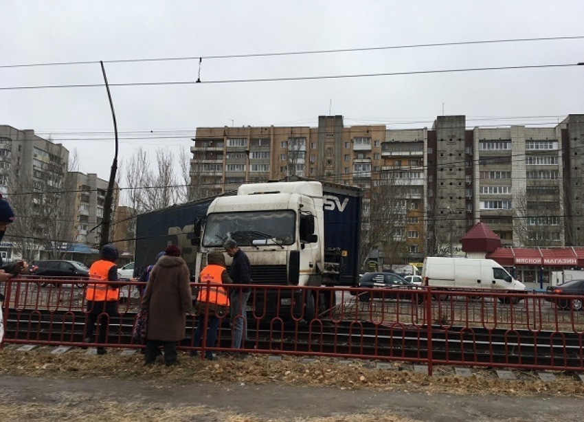 Грузовик вылетел на трамвайные пути и повредил линию электропередач на юге Волгограда