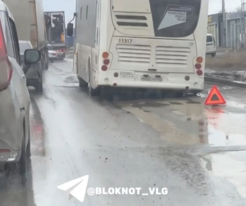 В яму на дороге провалился автобус в Волгограде — видео
