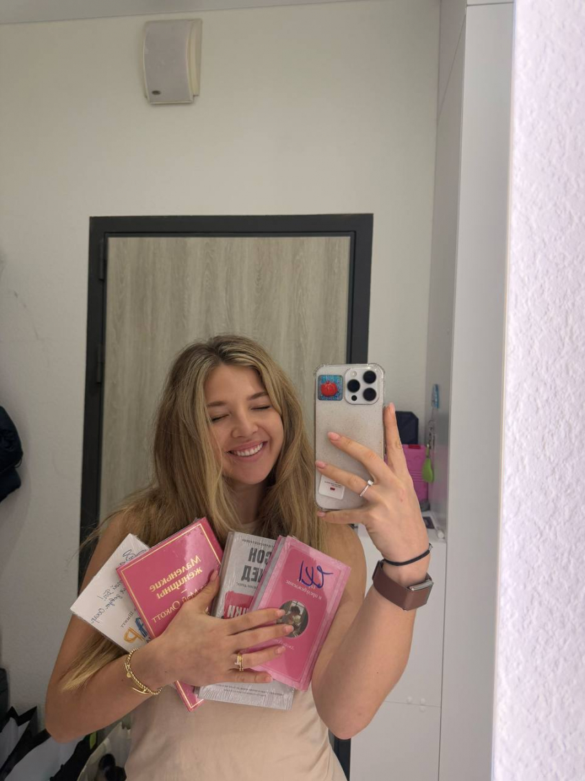 На чтение книг запоем подсела блогер-миллионник Аня Покров