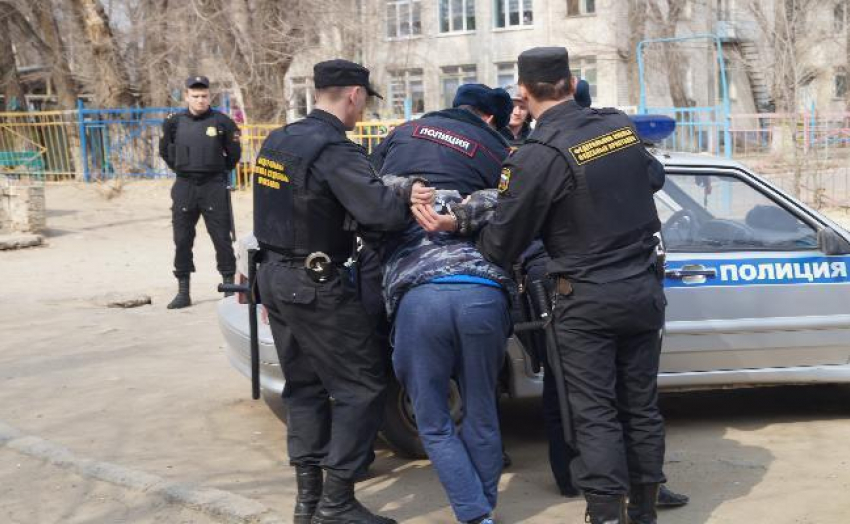 В Волгограде должник за 50 тысяч рублей пытался спасти свой Chevrolet от ареста 