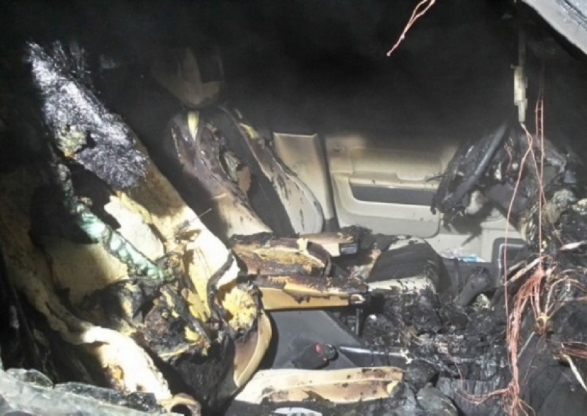 В Волгограде неизвестные спалили сразу три дорогих иномарки и ВАЗ