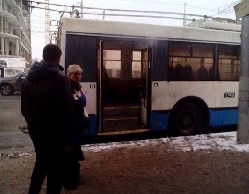 В центре Волгограда из троллейбуса повалил дым  
