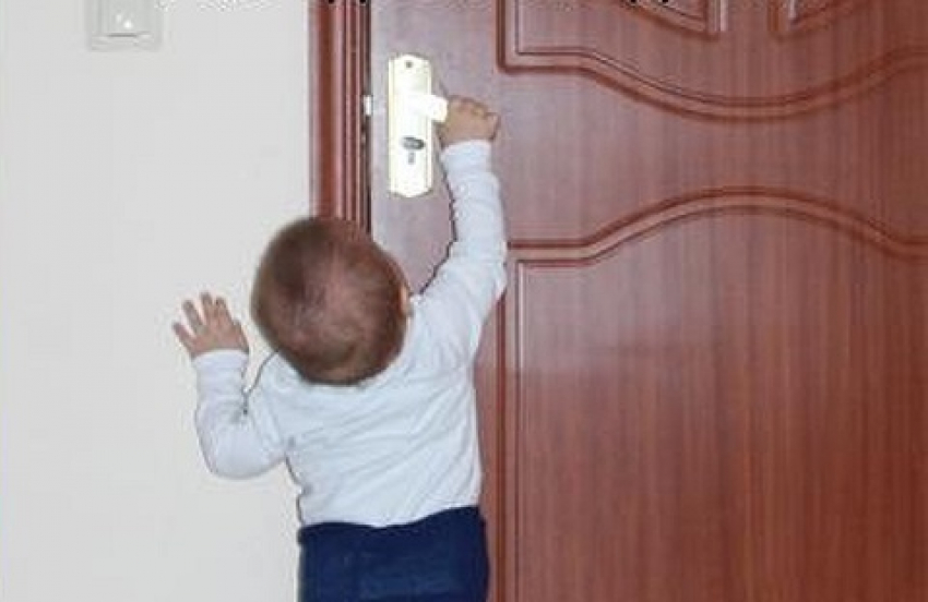 Двухлетнего волгоградца спасли из запертой квартиры