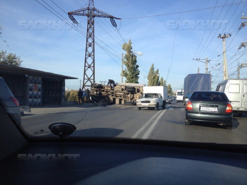 На Волжской ГЭС перевернулась фура: образовалась огромная пробка