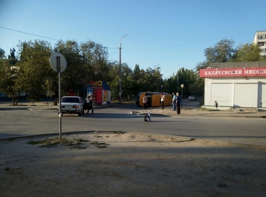 На юге Волгограда перевернулась пассажирская маршрутка