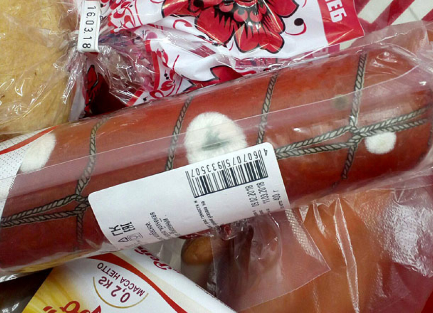 Смертельно опасной колбасой с плесенью торгуют в сетевых магазинах Волгограда