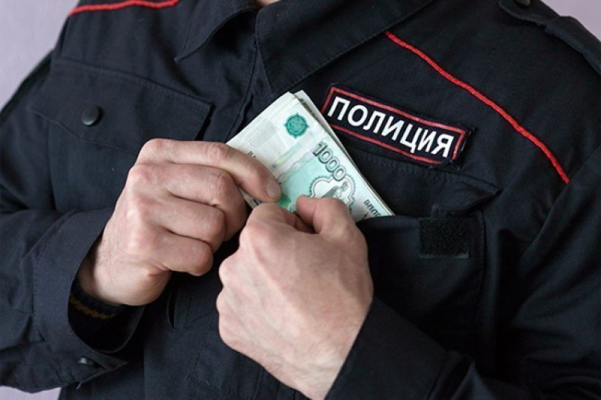 Полицейского уволили за вымогательство у подозреваемого 50 тысяч рублей в Волгоградской области