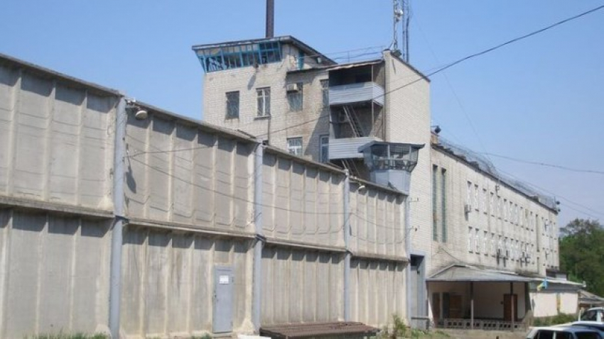 В Волжском бывший заключенный перебросил в колонию телефоны и сим-карты