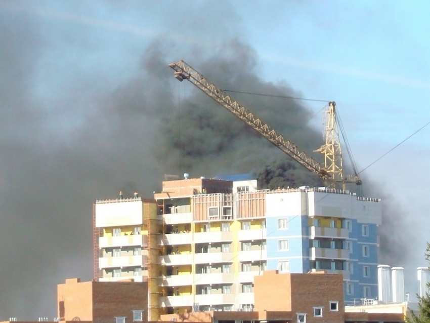 На юге Волгограда пожар в новостройке: эвакуировано 10 рабочих