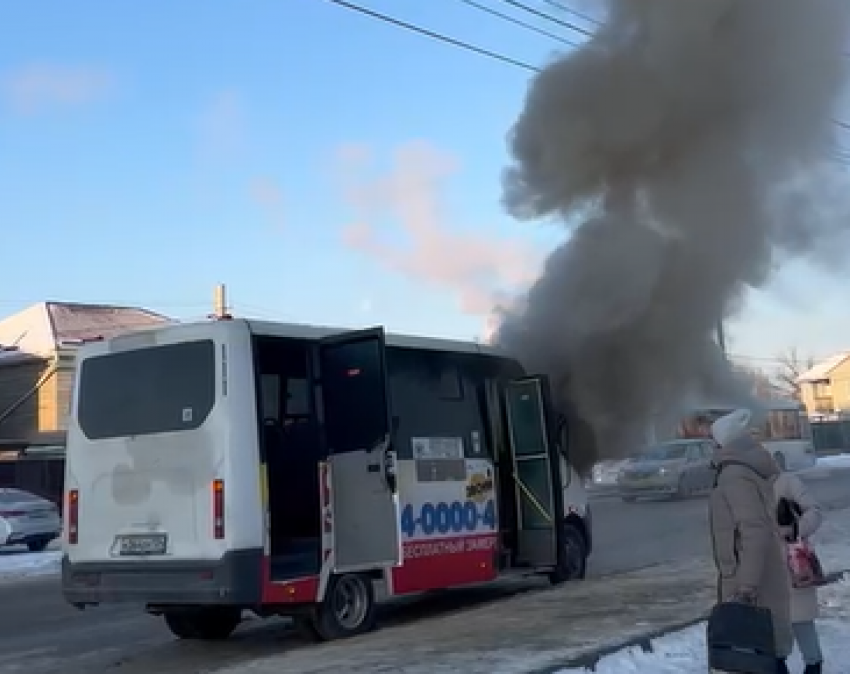 «Боялась, взорвется»: переполненная маршрутка задымилась на морозе в Волгограде