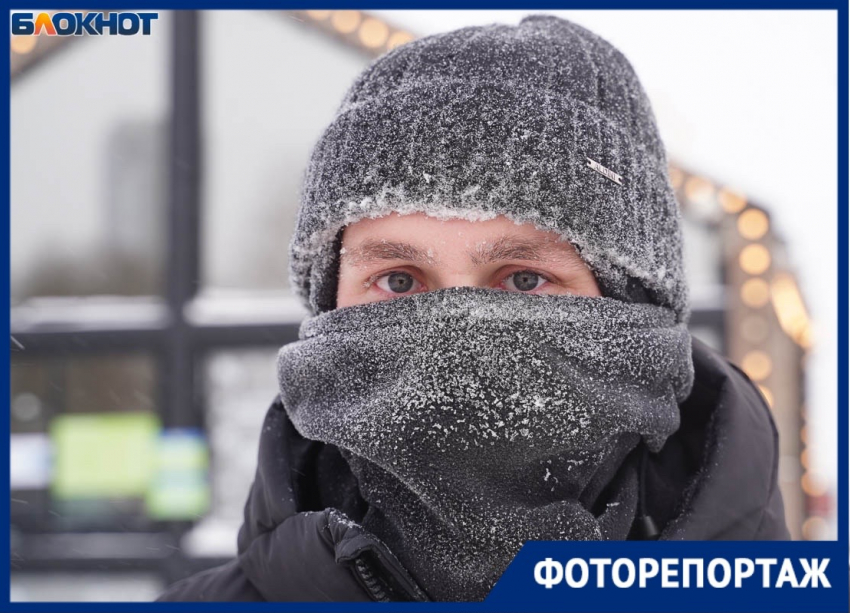 Самые смелые парни сразились в валенках на морозе в центре Волгограда