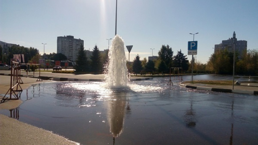 Около «Парк Хауса» в Волгограде из-под земли бьет незапланированный фонтан