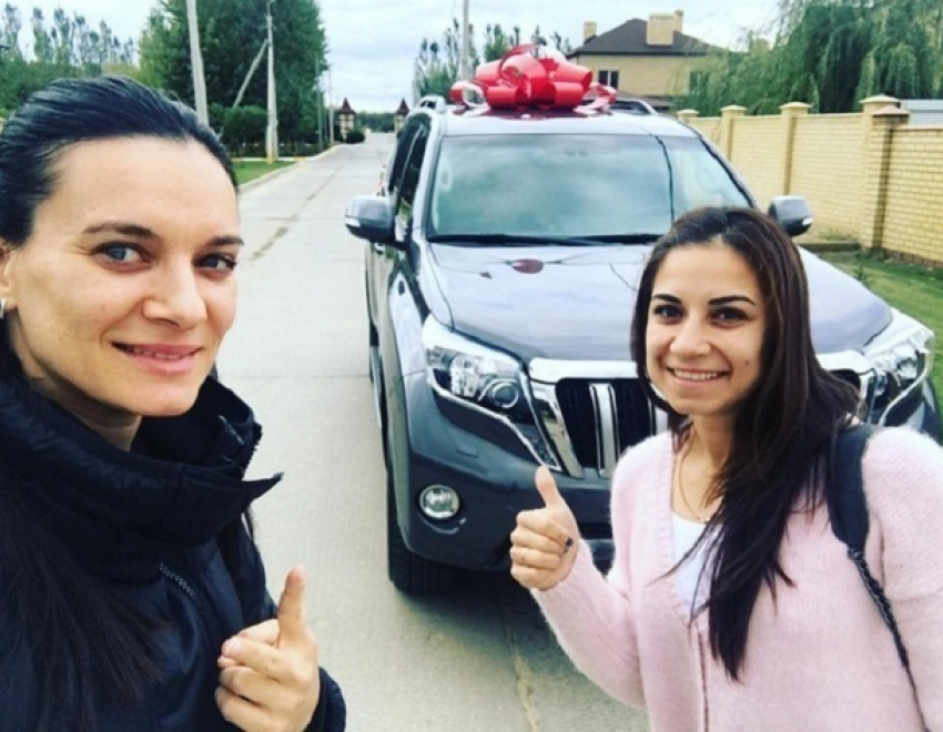 В Интернете позавидовали отцу Елены Исинбаевой из-за подарка на юбилей