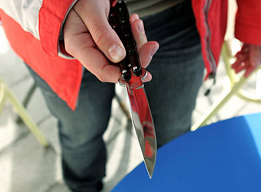Под Волгоградом 26-летний мужчина порезал ножом обидчика жены