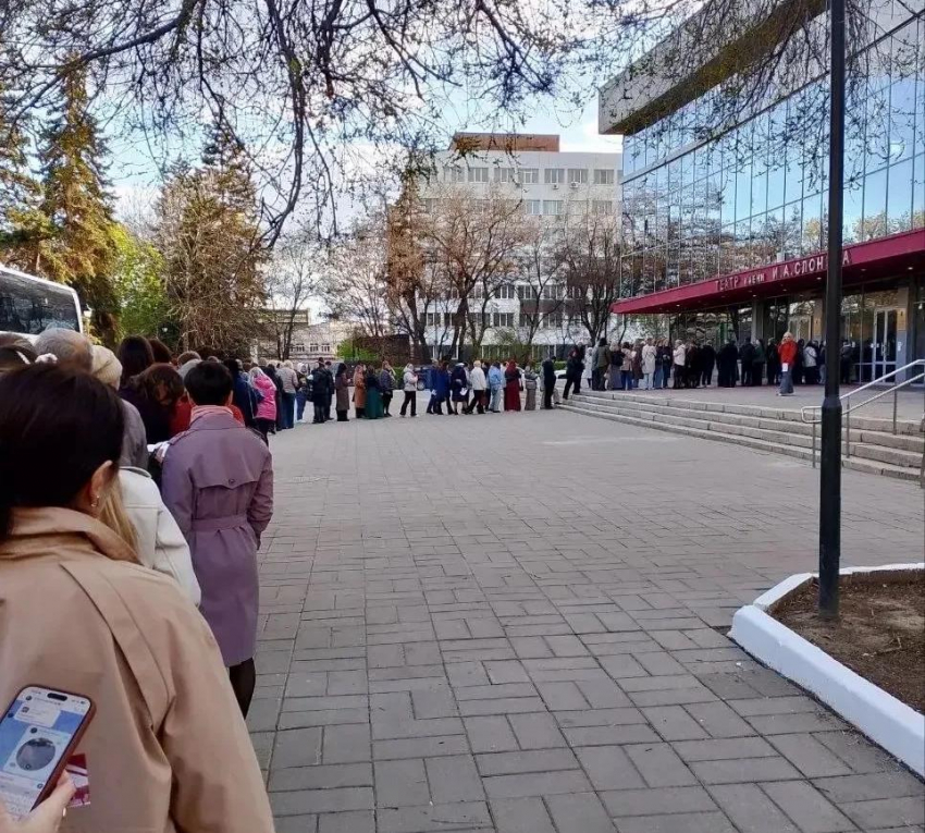Волгоградцы устроили гигантскую очередь в Саратове за билетами в театр