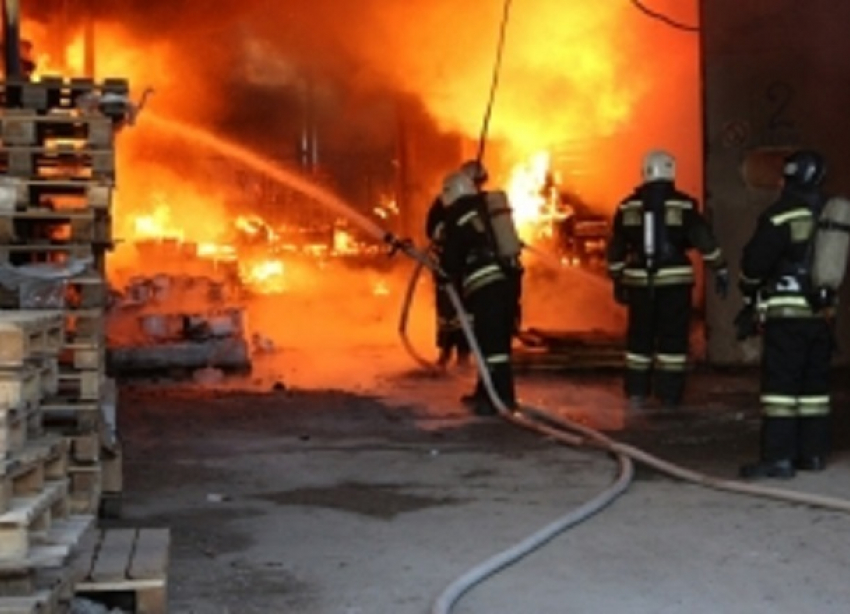 Lexus загадочно сгорел в Ворошиловском районе Волгограда