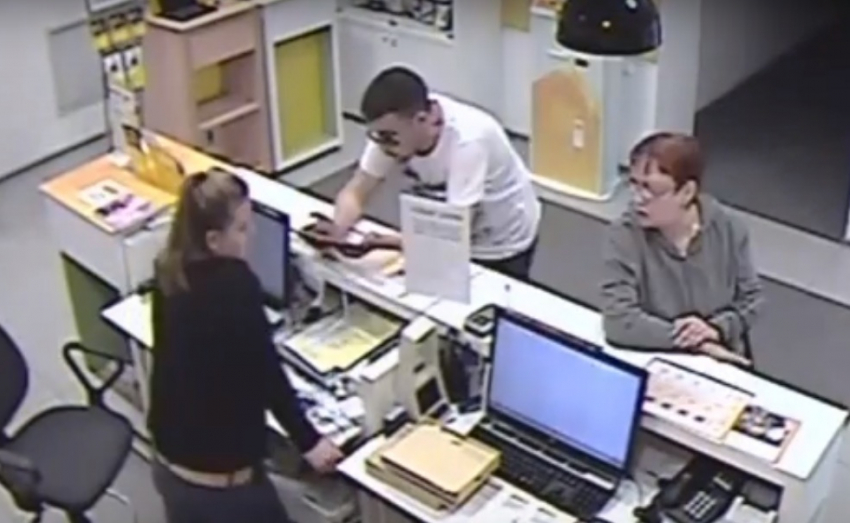 В Волгограде по видео ищут похитителя планшета в салоне сотовой связи