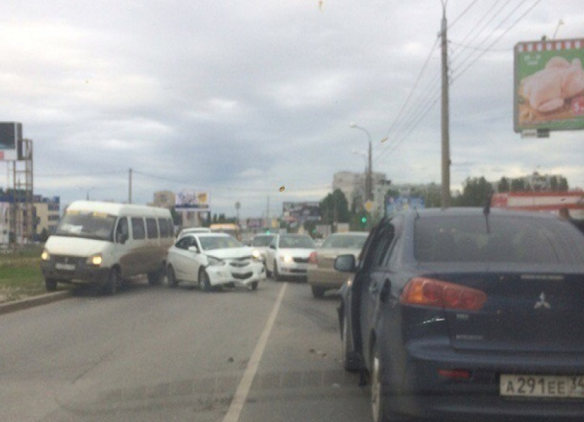 Столкновение трех автомобилей парализовало улицу Землячки