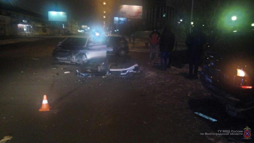 Из-за ямы в центре Волгограда Kia протаранила BMW X5: пассажир в больнице