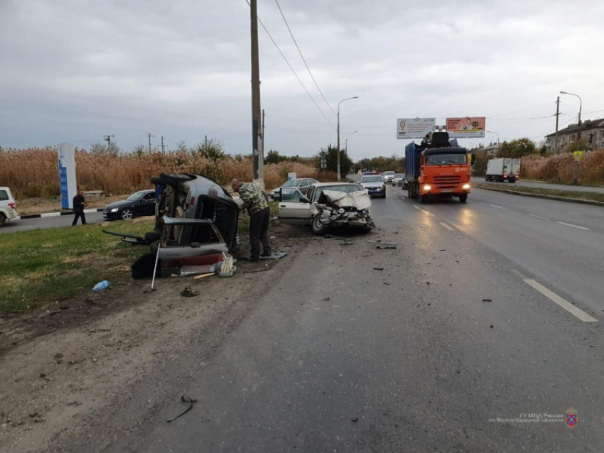 Два человека попали в больницу из-за водителя «одиннадцатой", не пропустившего BMW на юге Волгограда