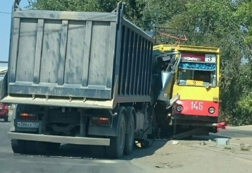 В Волжском грузовик протаранил трамвай с пассажирами 