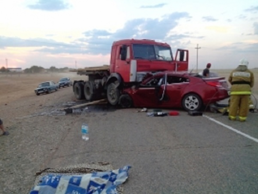 В ДТП с КамАЗом в Калмыкии погибли 5 жителей Волгограда, в том числе 2 детей