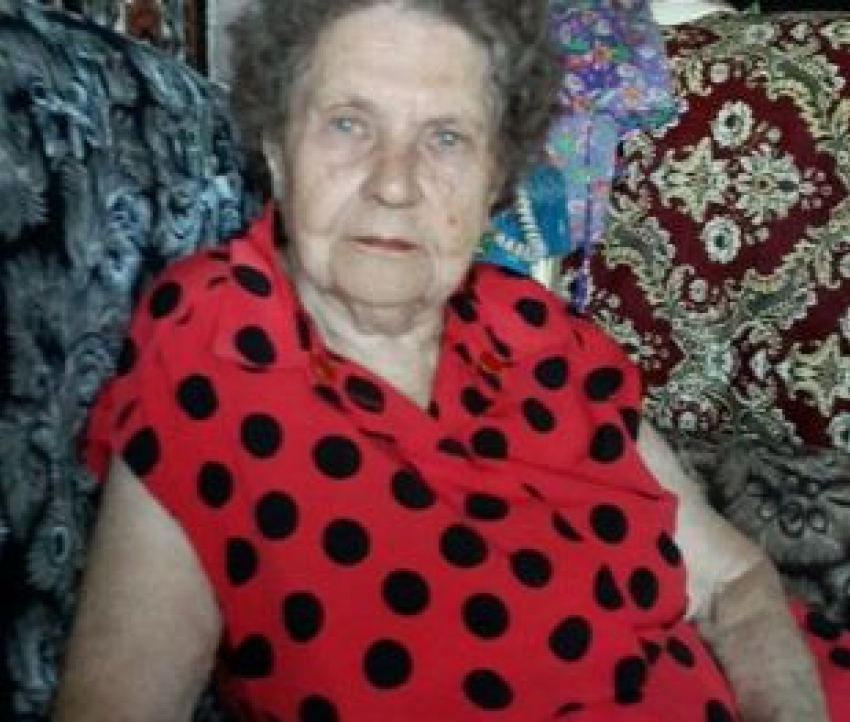 «Бабушка вторые сутки сидит без света»: в центре Волжского затопило квартиру 88-летней труженицы тыла