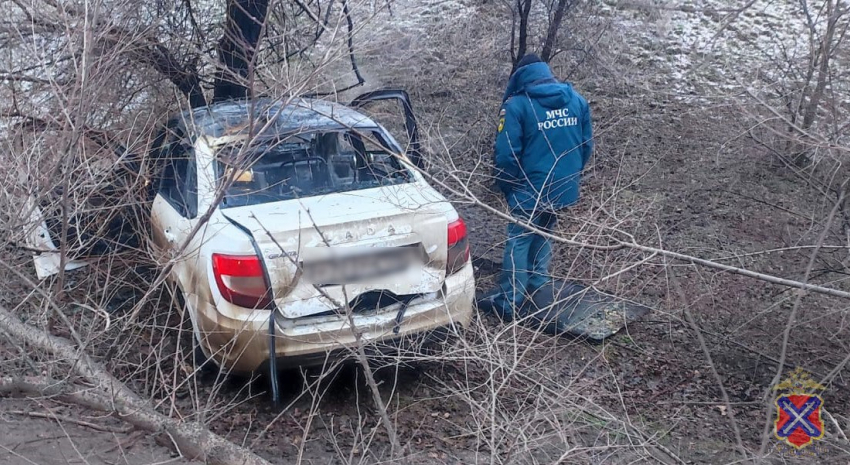 Водитель скончалась, двое детей в больнице: «Лада» врезалась в дерево на севере Волгограда  