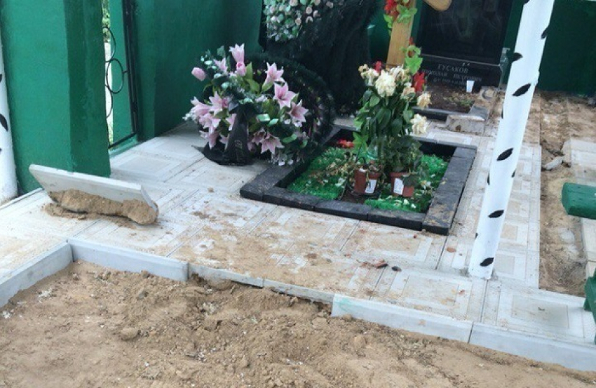 Неизвестные раскапывают могилы на кладбище Волгограда 