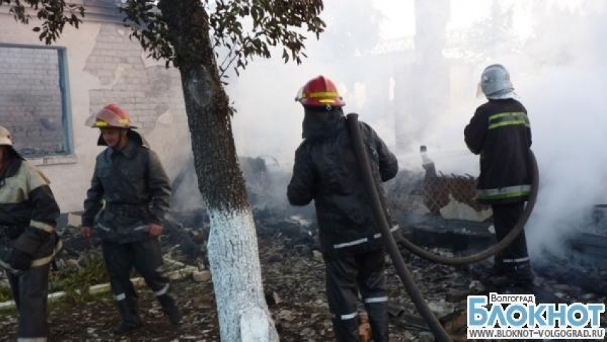 В Волгоградской области из горящего дома эвакуировали  21 человека
