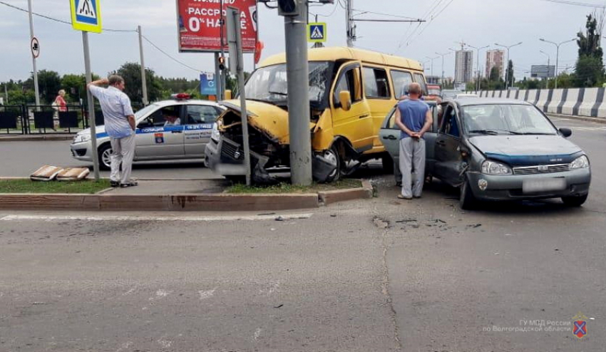 Стали известны подробности аварии маршрутки и легковушки возле ТРЦ «Авкарель»