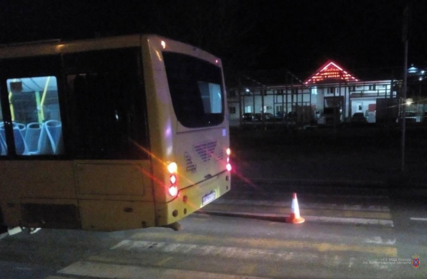 Автобус сбил женщину на юге Волгограда: в больницу попала еще и пассажирка 