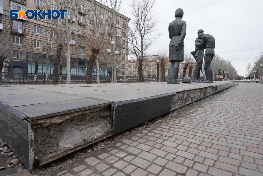 В центре Волгограда рушится «Памятник комсомольцам – защитникам Сталинграда»