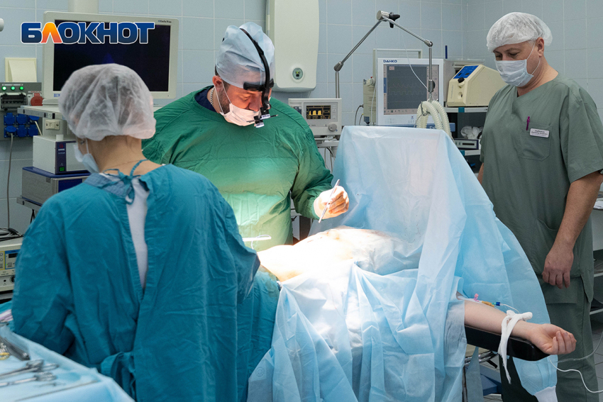 800-килограммовый медицинский холодильник рухнул на рабочего под Волгоградом