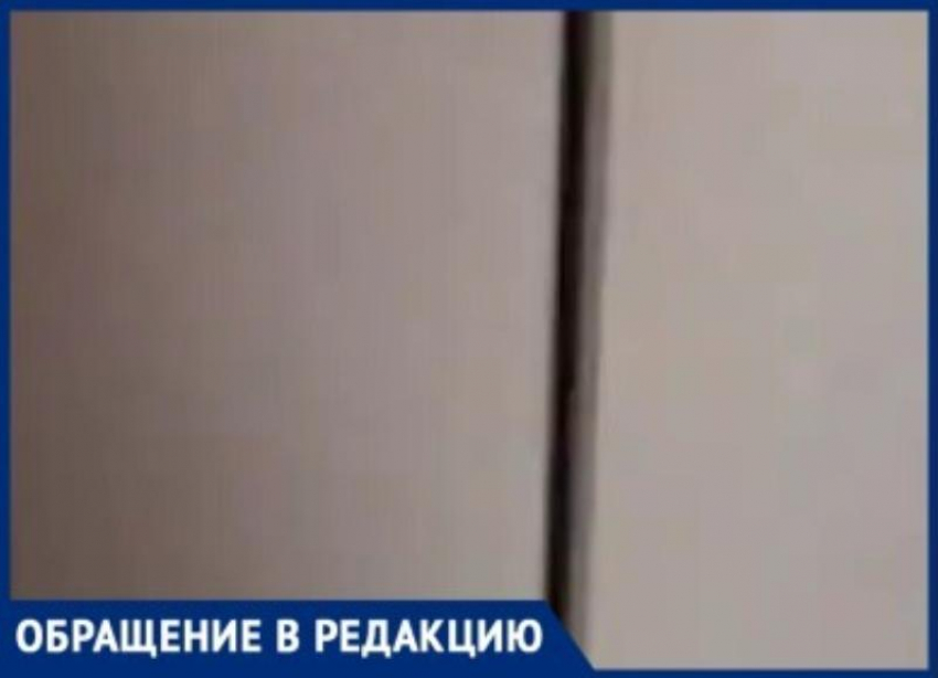 В Волгограде в высотке застрял лифт с ребенком: девочку спасали соседи