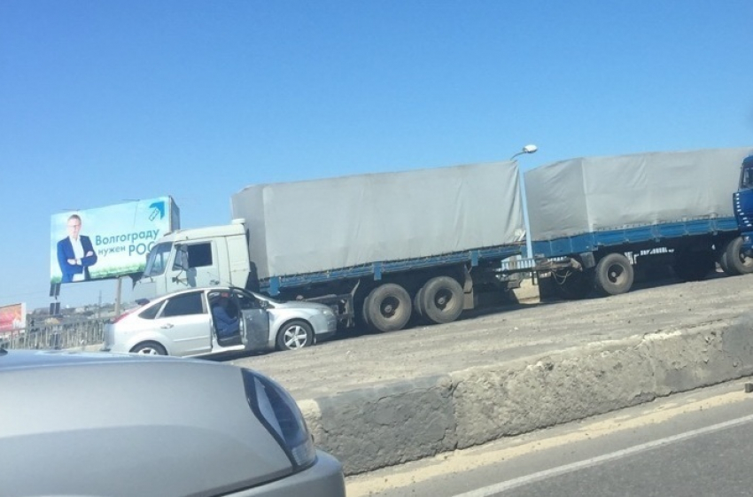 ДТП парализовало движение транспорта на 3-й Продольной в Волгограде