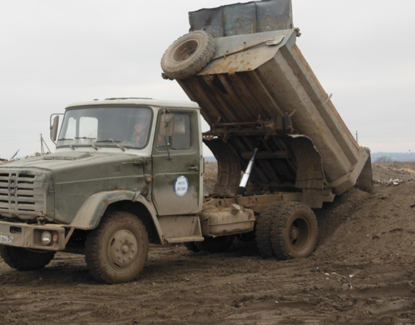 В Волгограде дорожники выбросили грязь возле гаражного кооператива