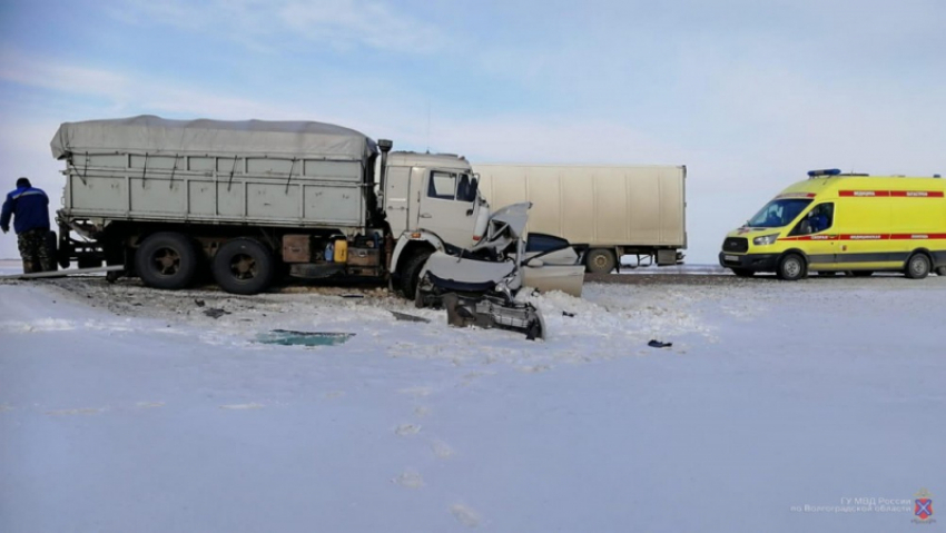 Уснул за рулем, врезался в КамАЗ: один погиб и пятеро пострадали в ДТП в Волгоградской области