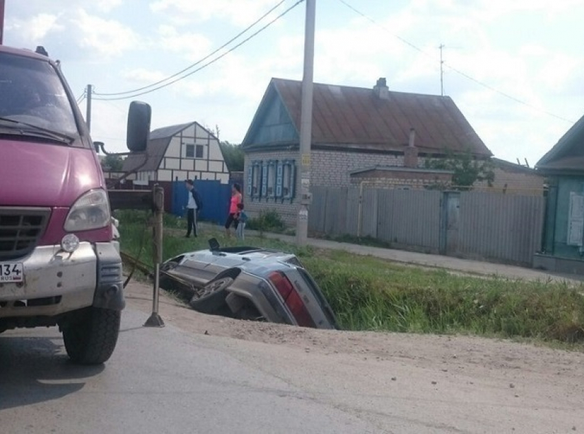 "Лада» улетела с дороги в огромную яму на юге Волгограда