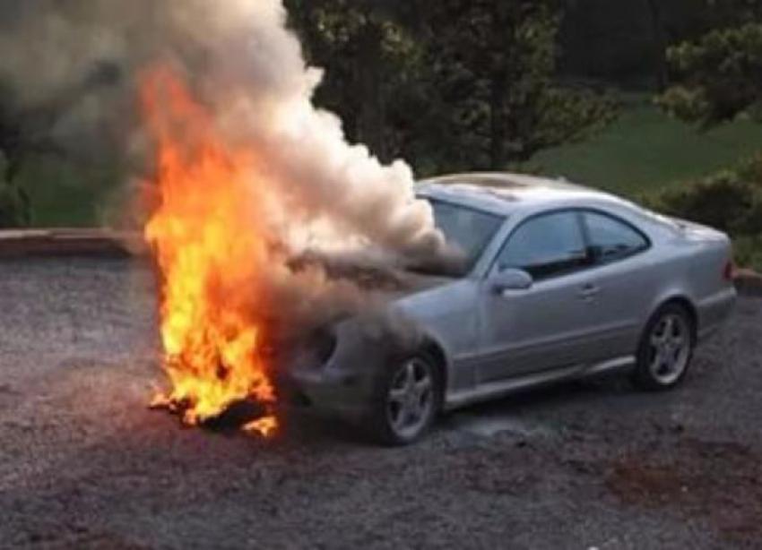 Водитель и пассажир сгорели в Chevrolet после ДТП на юге Волгограда 