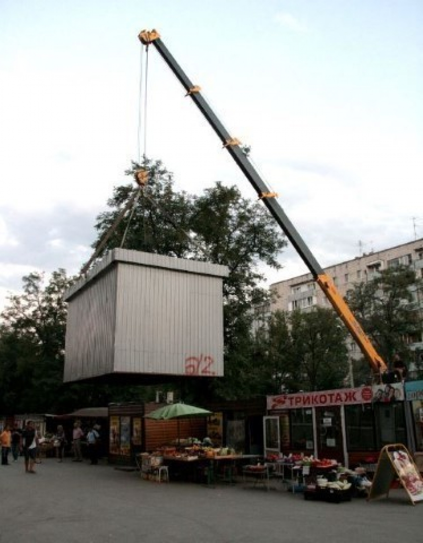 В Волгограде снесли незаконный киоск на улице Штеменко