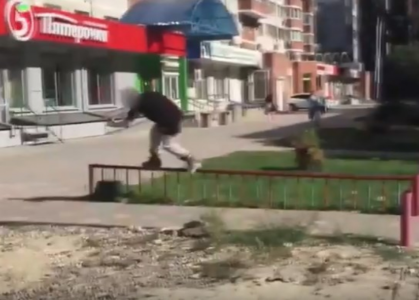 Волгоградцы сняли на видео роллеров, берущих штурмом забор