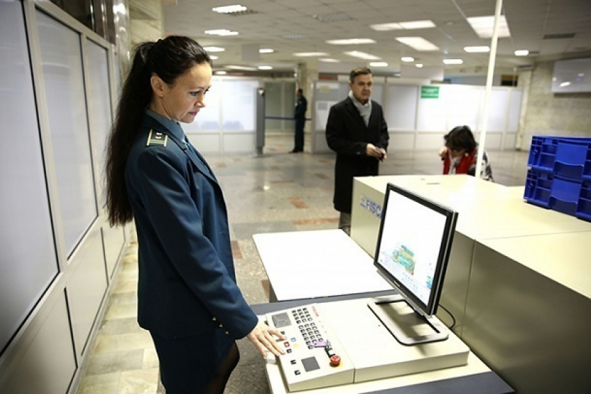 В аэропорту Волгограда «задержали» прилетевшие под видом газет 200 тысяч долларов
