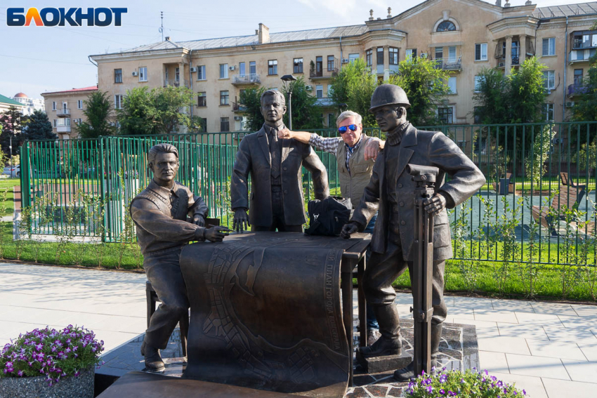 В центре Волгограда поставили памятник с мужчинами в женских пиджаках