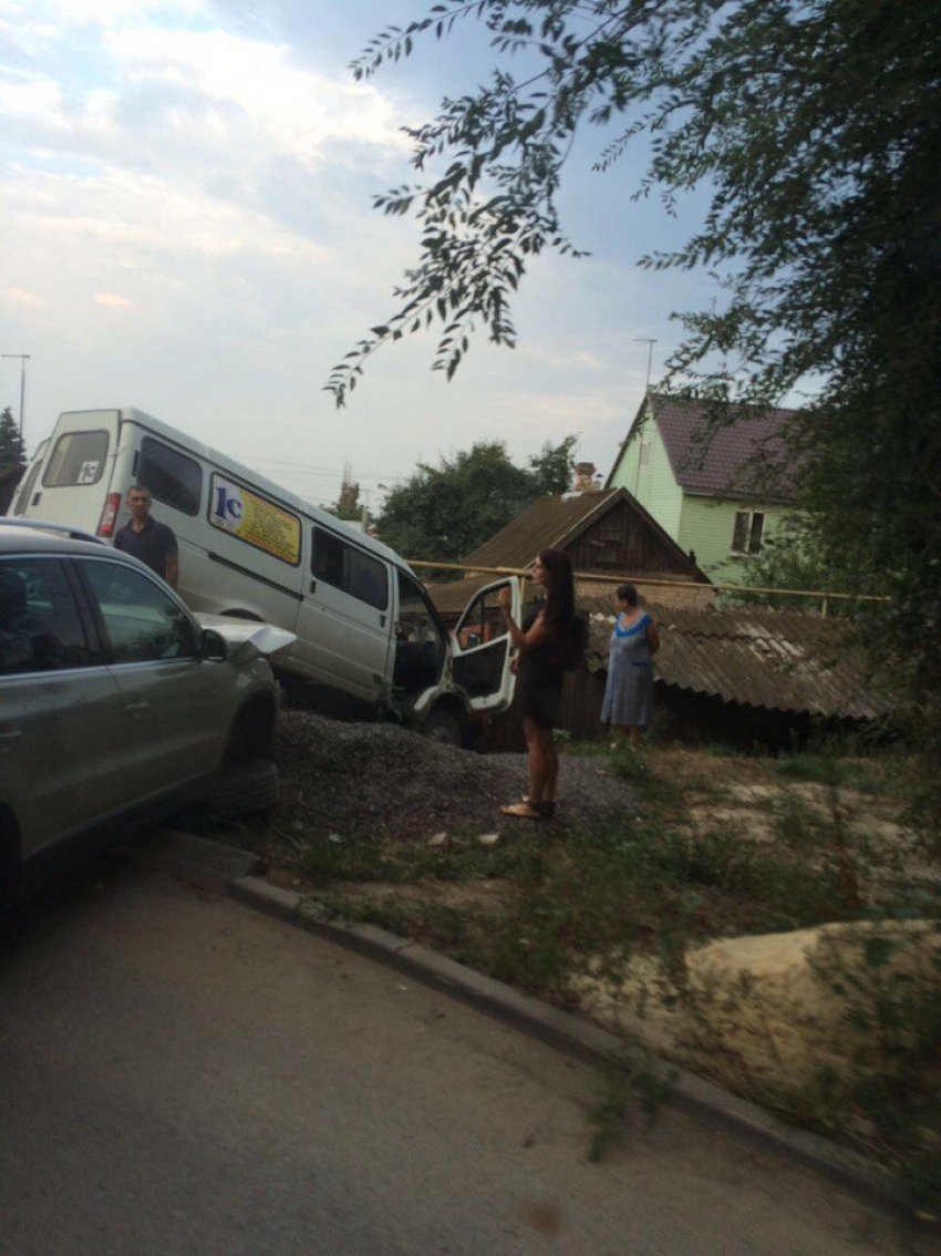 Маршрутка 1С протаранила жилой дом и Volkswagen в Волгограде