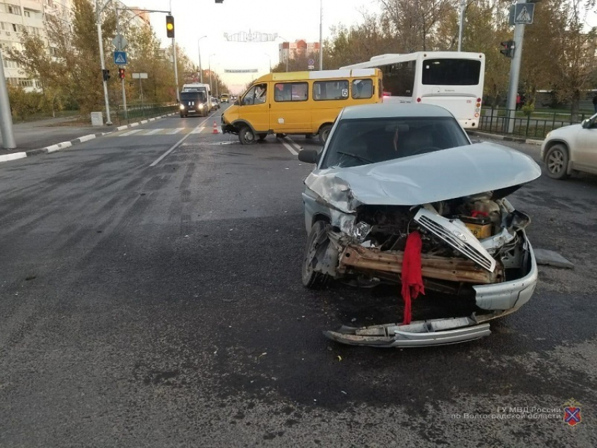 «Десятка» протаранила маршрутку в Волжском: двое пострадали